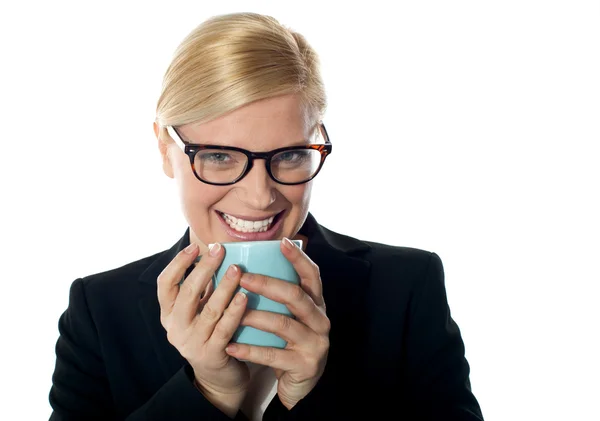 Mulher corporativa desfrutando de café — Fotografia de Stock