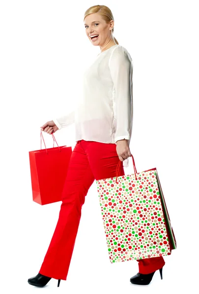 Bella donna con borse della spesa, a piedi — Foto Stock