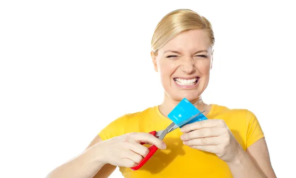 Mujer rechinando dientes mientras corta su tarjeta de crédito — Foto de Stock