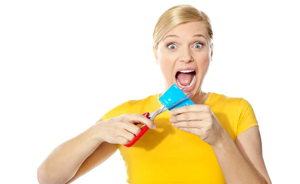 Mulher excitada cortando seu cartão de crédito — Fotografia de Stock