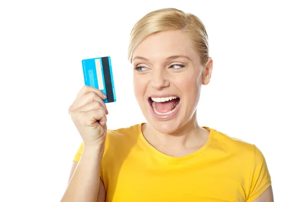 Souriant jeune fille tenant carte de débit — Photo