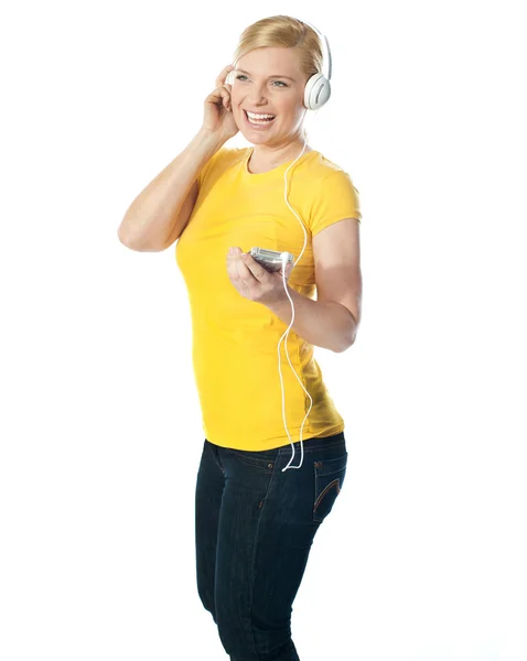 Pretty woman holding music player — Stock Photo, Image