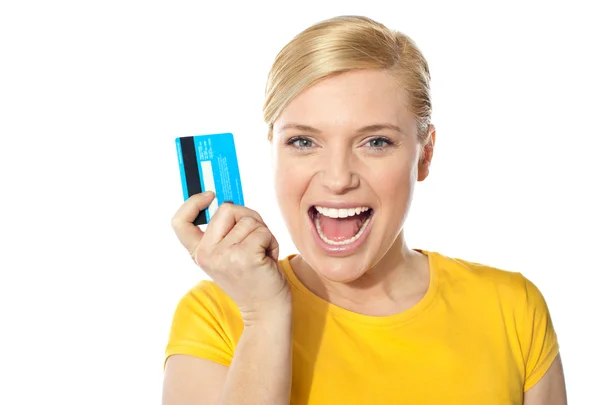 Chica de ventas rubia posando con tarjeta de crédito —  Fotos de Stock