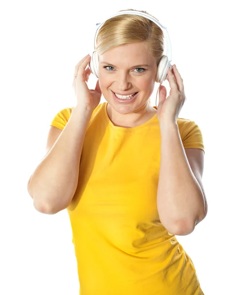 Sorrindo jovem senhora ouvindo música — Fotografia de Stock