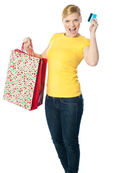 Chica adicta a las compras feliz mostrando tarjeta de crédito — Foto de Stock