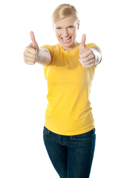 Szczęśliwa młoda kobieta Wyświetlono podwójne kciuki up — Zdjęcie stockowe