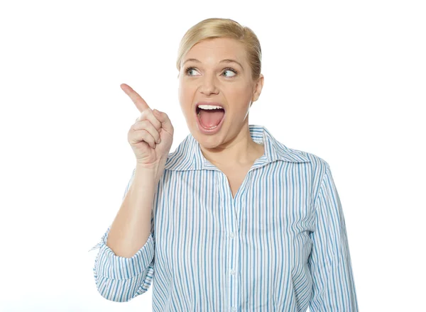 Empresarial feminina excitada apontando para longe — Fotografia de Stock