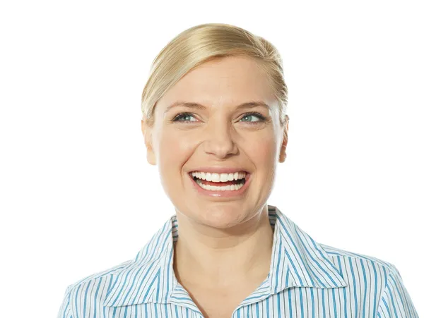 Close-up van een glimlachende jonge mooie dame — Stockfoto