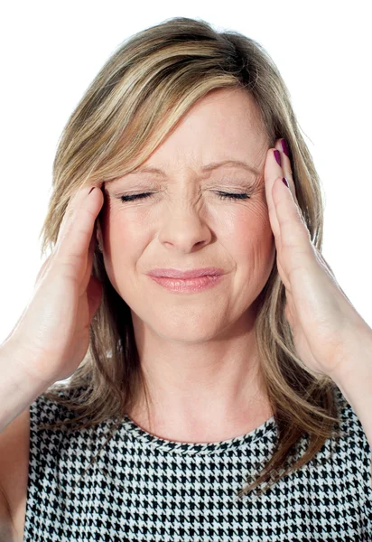 Kobieta ma silny ból głowy — Zdjęcie stockowe