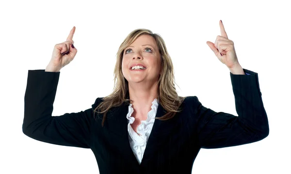 Female executive pointing upwards — Stock Photo, Image