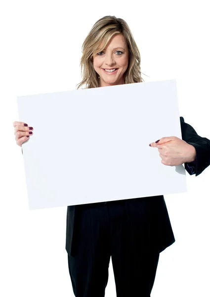 Красивая женщина указывает на пустой рекламный щит — стоковое фото