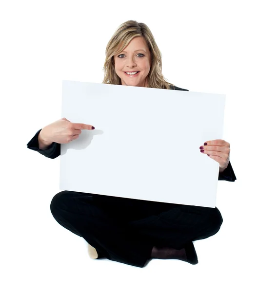 Профессиональная женщина-руководитель указывает на рекламный щит — стоковое фото