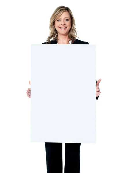 Donna d'affari che mostra cartello bianco — Foto Stock