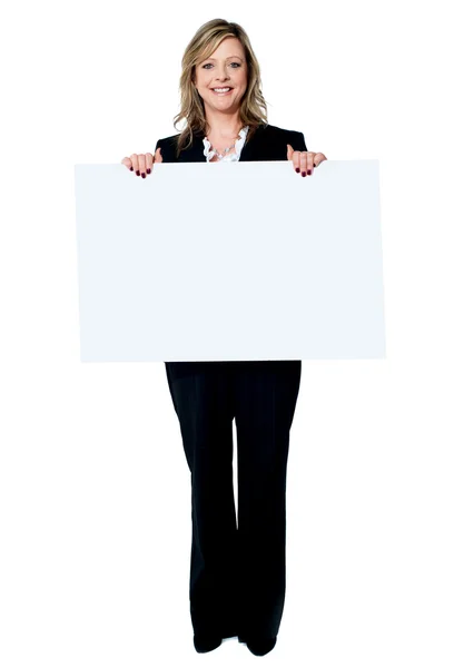 Senior beautiful woman smiling showing blank white placard — Stock Photo, Image