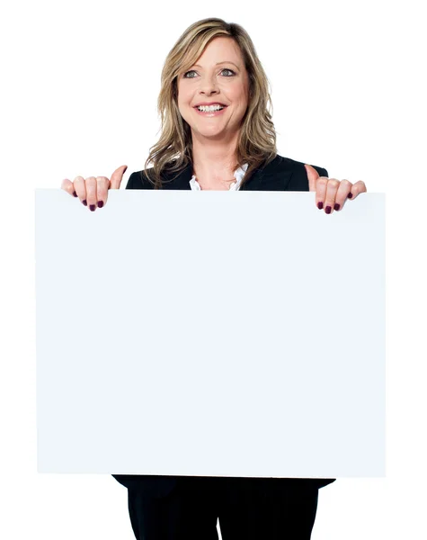 Профессиональная женщина-предприниматель держит чистый рекламный щит — стоковое фото