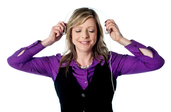 Señora disfrutando de la música a través de auriculares — Foto de Stock