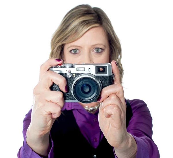 Fotoğraf makinesi ile güzel bir kadın portresi — Stok fotoğraf