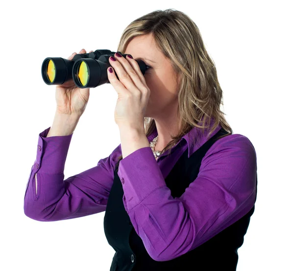 Affärskvinna tittar igenom kikare — Stockfoto