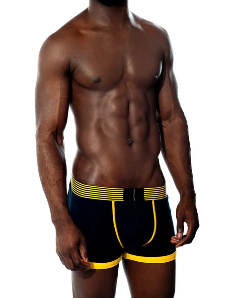 Muskularny mężczyzna z silnymi ramionami i ładnym brzuchem — Zdjęcie stockowe