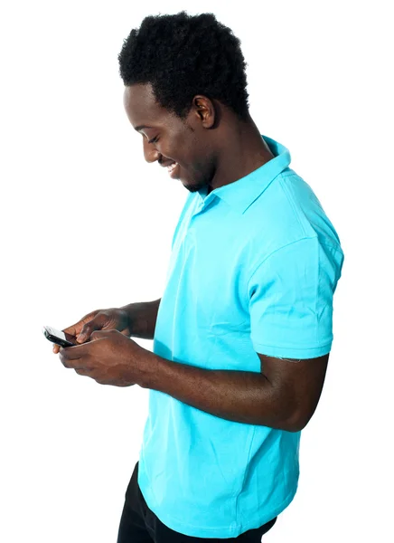 Afrikaanse jongen drukke messaging — Stockfoto
