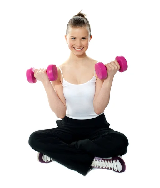 Young girl lifting weights — Stock Photo, Image