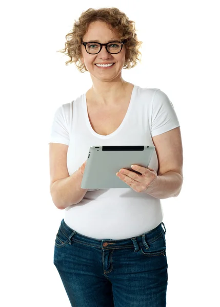 Starszy kobieta trzymając tabletkę, uśmiechając się — Zdjęcie stockowe