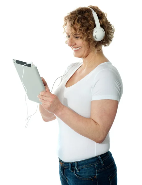 Жінка слухає музику на своєму i-pad — стокове фото