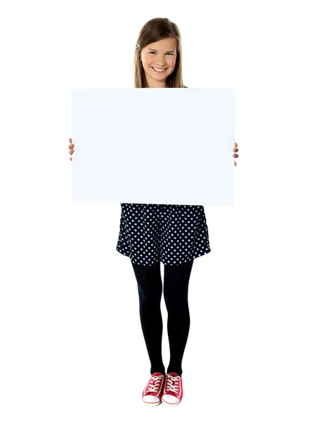 Atractiva sonrisa linda chica sosteniendo cartel en blanco — Foto de Stock