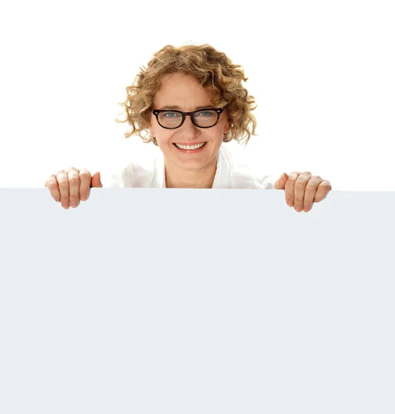Profissional de negócios feminino segurando outdoor em branco — Fotografia de Stock