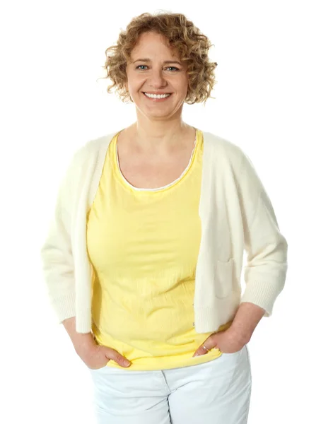 Portrait of smiling woman posing in trendy attire — Stock Photo, Image