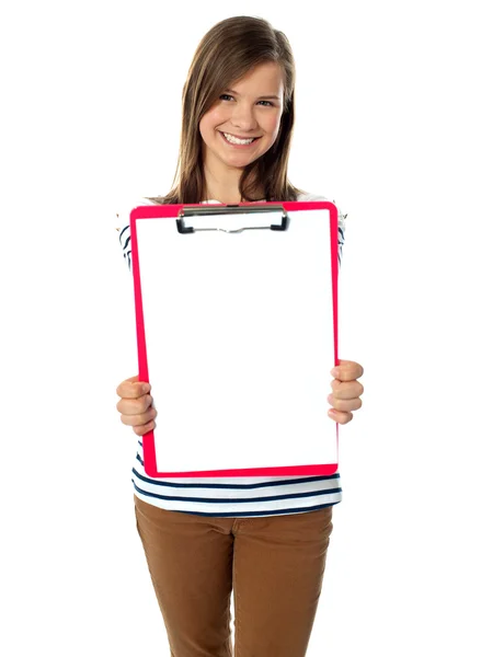 Teenager showing blank paper on clipboard — Stock Photo, Image