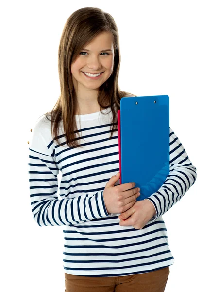 Sonriendo linda chica de moda sosteniendo documentos y posando — Foto de Stock