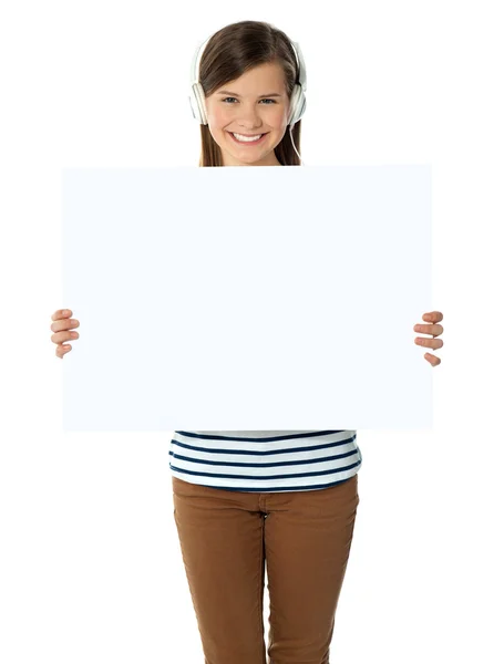 Menina musical promovendo anúncio banner em branco — Fotografia de Stock