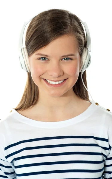 Closeup of a smiling beauty enjoying music — Stock Photo, Image