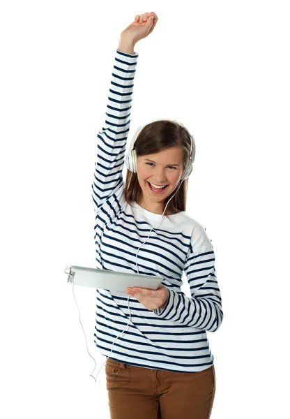 Menina na moda desfrutando de música com braço levantado — Fotografia de Stock