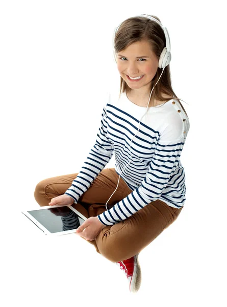 Chica bonita disfrutando de la música en los auriculares —  Fotos de Stock