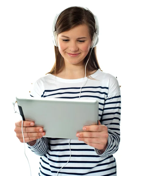 Красивая молодая девушка любит слушать музыку — стоковое фото