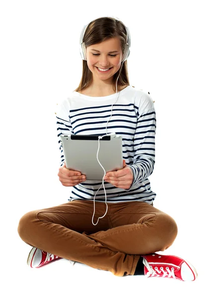 Menina assistindo vídeo em seu tablet — Fotografia de Stock