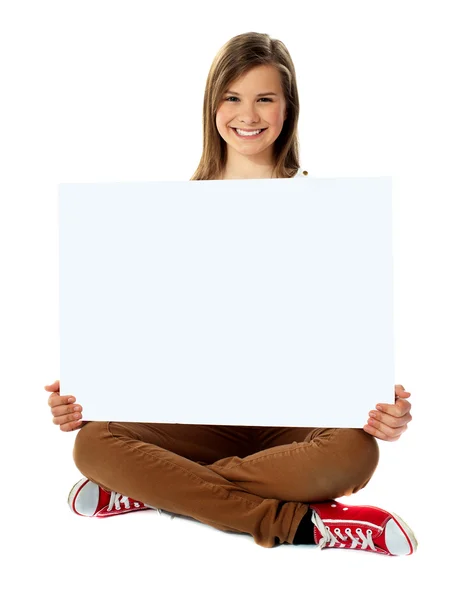 Sorridente bella adolescente in posa con cartello bianco — Foto Stock