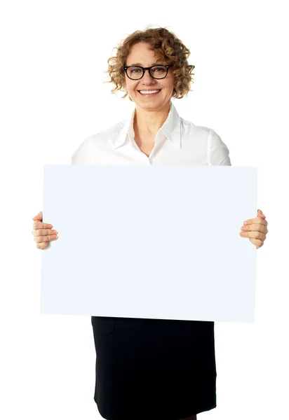 Mujer de negocios caucásica sosteniendo una cartelera en blanco — Foto de Stock