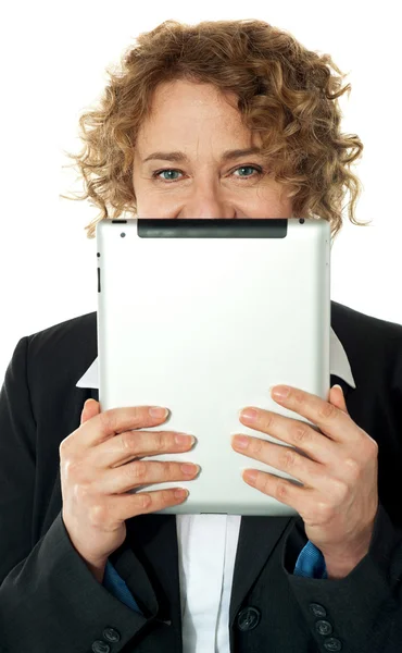 Vállalati hölgy elrejti arcát, iPad — Stock Fotó