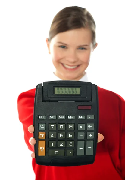 Усміхнена школярка показує цифровий калькулятор — стокове фото