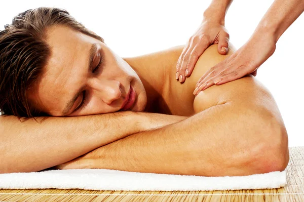 Atrakcyjny mężczyzna o masażu w centrum odnowy biologicznej — Zdjęcie stockowe