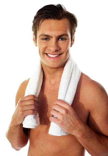 Retrato de un hombre sonriente con toalla alrededor del cuello — Foto de Stock