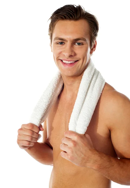 Sexy maschio attraente con asciugamano intorno al collo — Foto Stock