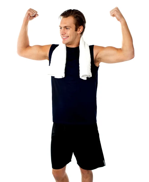 Jovem ajuste cara mostrando bíceps — Fotografia de Stock
