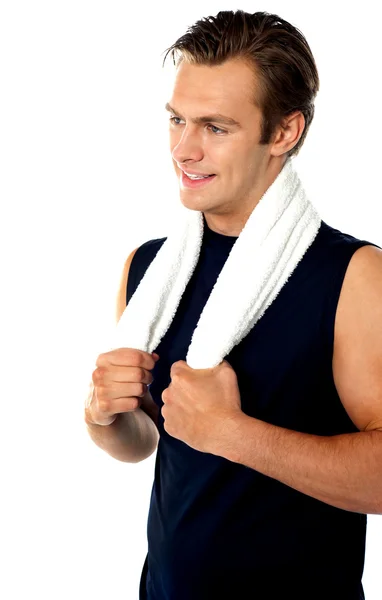 Yakışıklı adam boynuna havlu ile — Stok fotoğraf