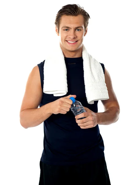 Su şişesi ile poz genç atlet — Stok fotoğraf