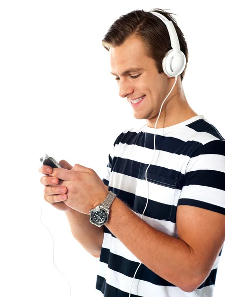 Männlicher Teenager mit mp3-Player und Ohrhörern — Stockfoto