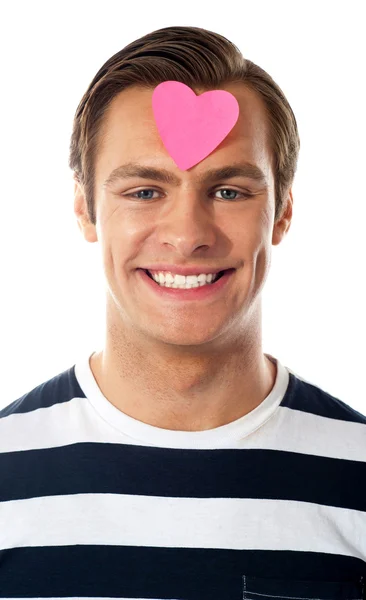 Close-up de um homem atraente com coração de papel — Fotografia de Stock